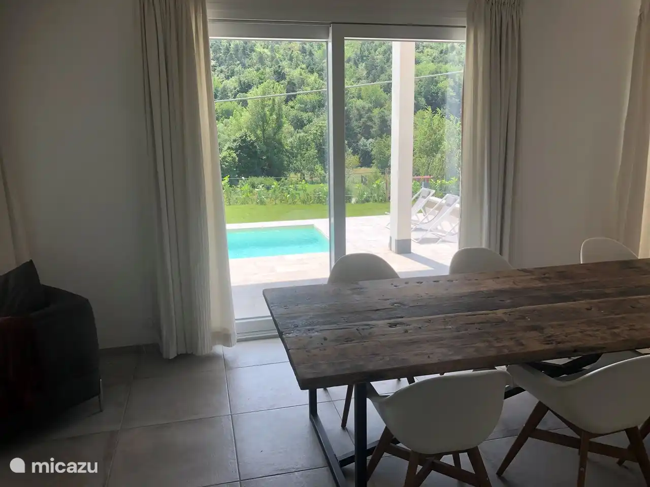 Comer con vistas a la piscina.