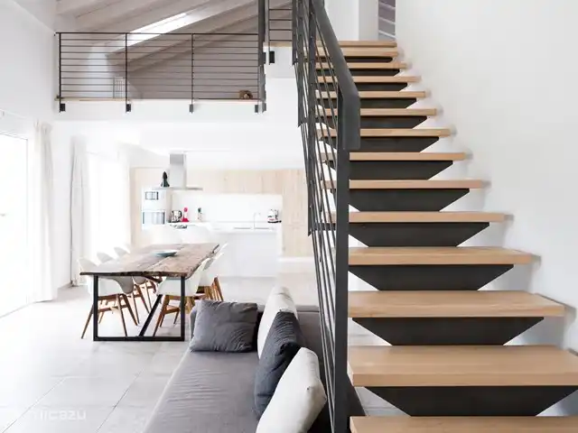 villa huren in Italië, Ligurië, Plodio – Ruime villa tussen zee en wijnstreek Woonkamer met vide