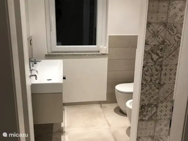 villa huren in Italië, Ligurië, Plodio – Ruime villa tussen zee en wijnstreek Badkamer beneden