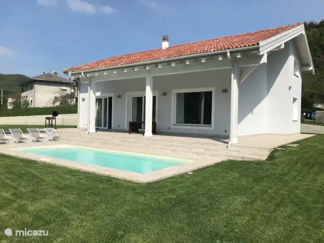 villa huren in Italië, Ligurië, Plodio – Ruime villa tussen zee en wijnstreek ons zwembad