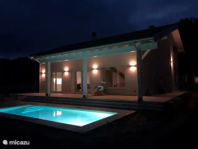 villa huren in Italië, Ligurië, Plodio – Ruime villa tussen zee en wijnstreek Buiten - 's avonds