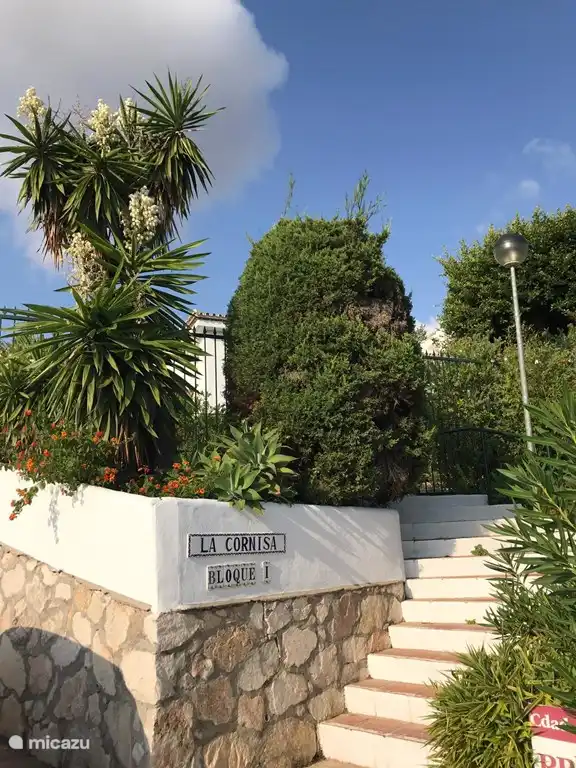 Esta es la entrada a nuestro apartamento. El coche se puede aparcar en la carretera. Puede abrir f&#225;cilmente la puerta con un c&#243;digo de acceso.