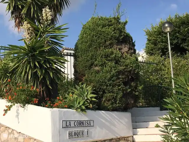 Cornisa, Vista Mar-Piscinas-Privacidad en España, Costa del Sol, Sitio de Calahonda - apartamento Esta es la entrada a nuestro apartamento. El coche se puede aparcar en la carretera. Puede abrir fácilmente la puerta con un código de acceso.