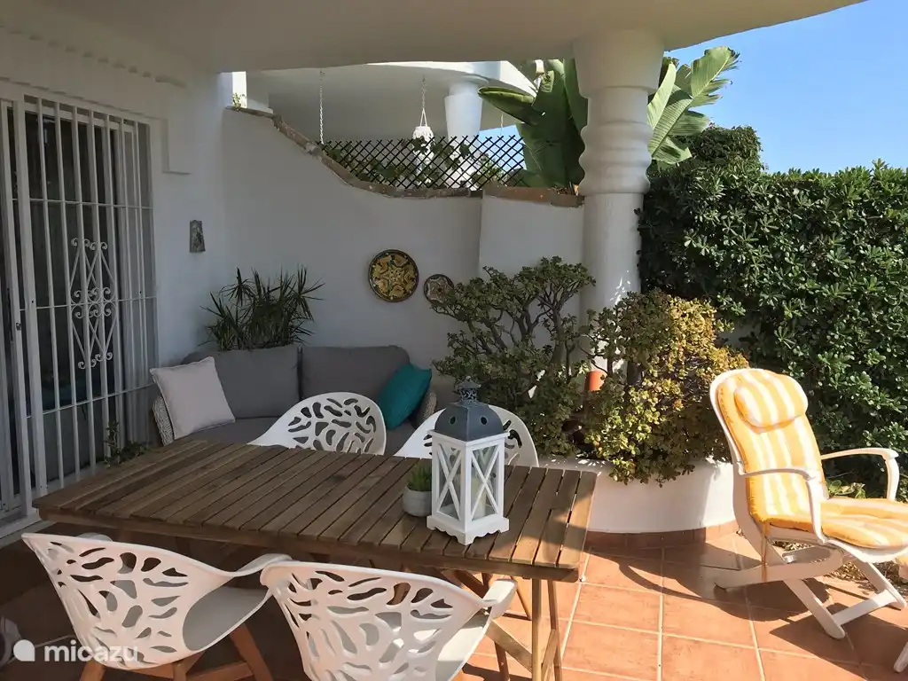 La bonita terraza est&#225; cubierta, lo cual es muy agradable. Puedes elegir el sol o la sombra durante todo el d&#237;a.