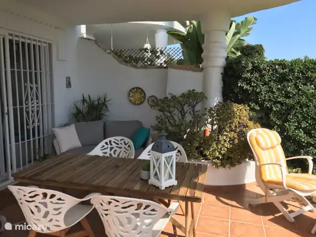 Cornisa, Vista Mar-Piscinas-Privacidad en España, Costa del Sol, Sitio de Calahonda - apartamento La bonita terraza está cubierta, lo cual es muy agradable. Puedes elegir el sol o la sombra durante todo el día.