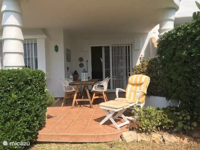 Cornisa, Vista Mar-Piscinas-Privacidad en España, Costa del Sol, Sitio de Calahonda - apartamento La puerta corredera y todas las ventanas tienen mosquiteras.