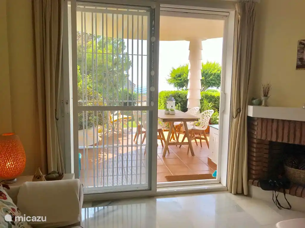 Tambi&#233;n puedes ver el mar desde el sof&#225; de adentro.