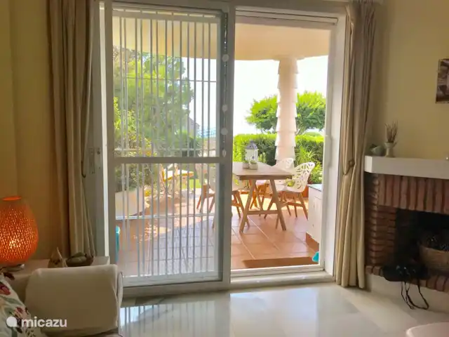 Cornisa, Vista Mar-Piscinas-Privacidad en España, Costa del Sol, Sitio de Calahonda - apartamento También puedes ver el mar desde el sofá de adentro.