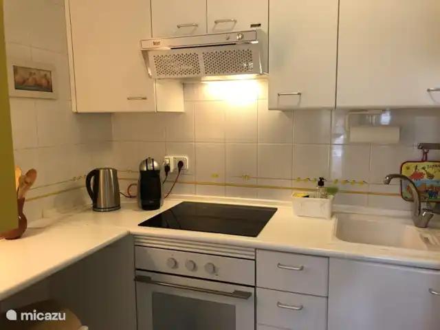 Cornisa, Vista Mar-Piscinas-Privacidad en España, Costa del Sol, Sitio de Calahonda - apartamento Nuestra cocina es sencilla pero tiene todo lo necesario. Una vitrocerámica, un horno de convección para preparar de vez en cuando algo sencillo y disfrutar de la puesta de sol en nuestra terraza.