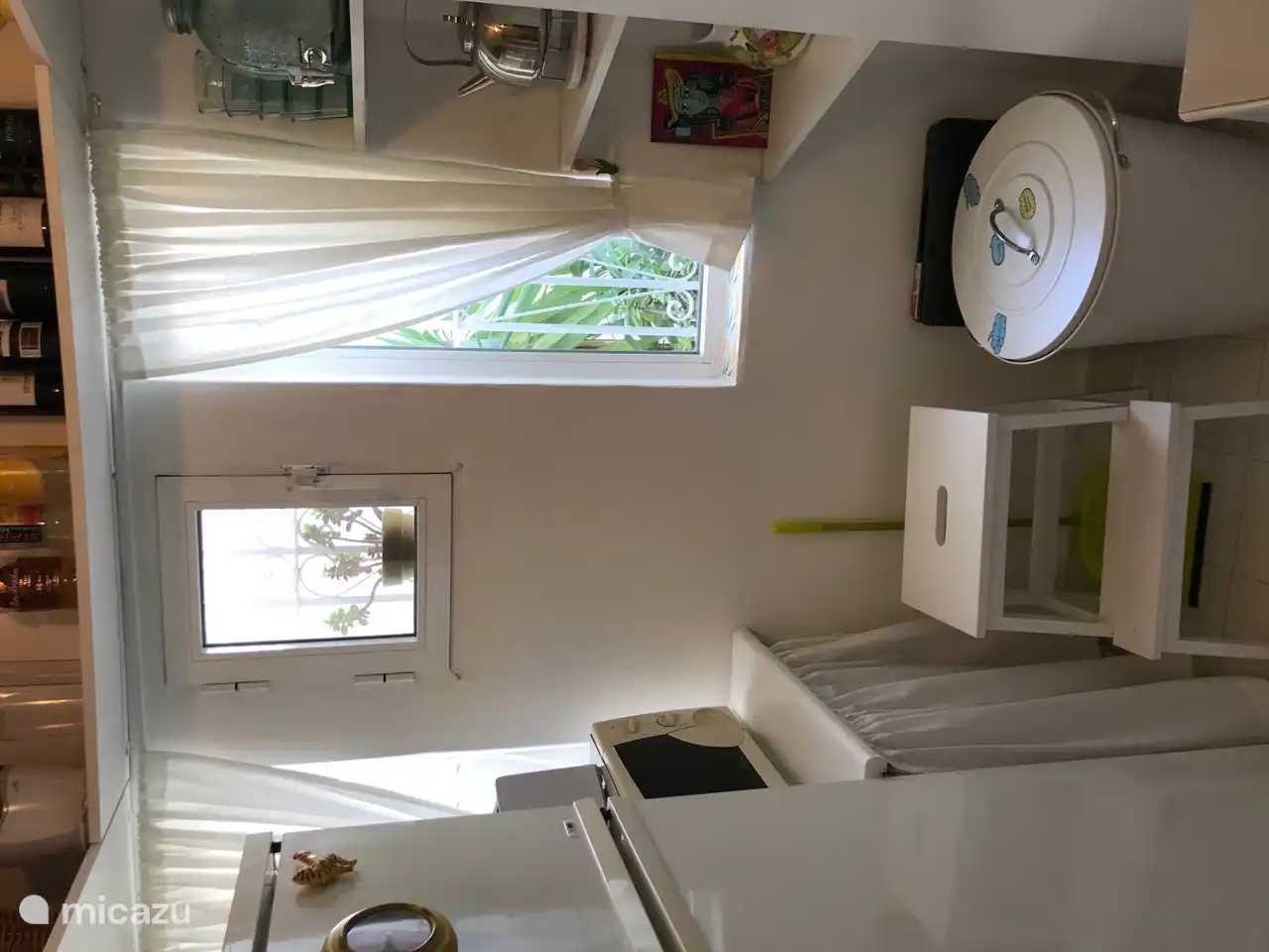 Adem&#225;s de frigor&#237;fico/congelador y microondas, tambi&#233;n disponemos de lavadora. El detergente est&#225; presente y se puede usar.