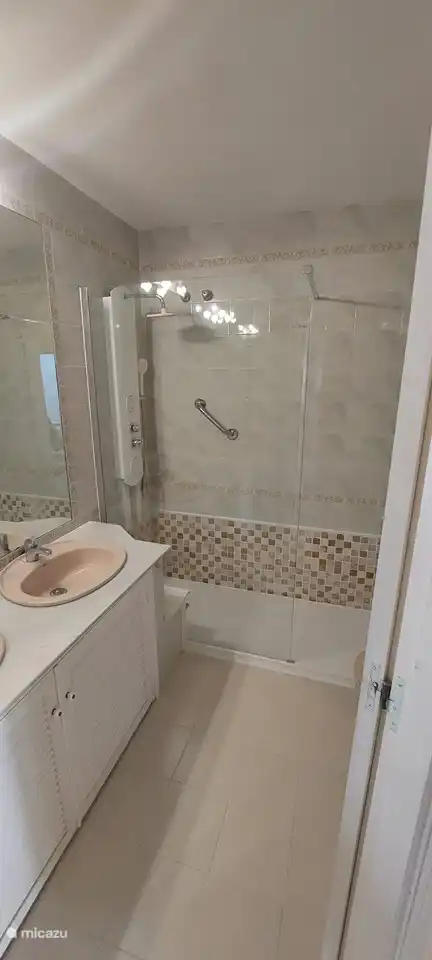 Este ba&#241;o tiene una cabina de ducha e inodoro y dos lavabos. Suficiente espacio en el armario para tus propias cosas.