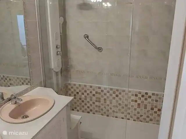 Cornisa, Vista Mar-Piscinas-Privacidad en España, Costa del Sol, Sitio de Calahonda - apartamento Este baño tiene una cabina de ducha e inodoro y dos lavabos. Suficiente espacio en el armario para tus propias cosas.