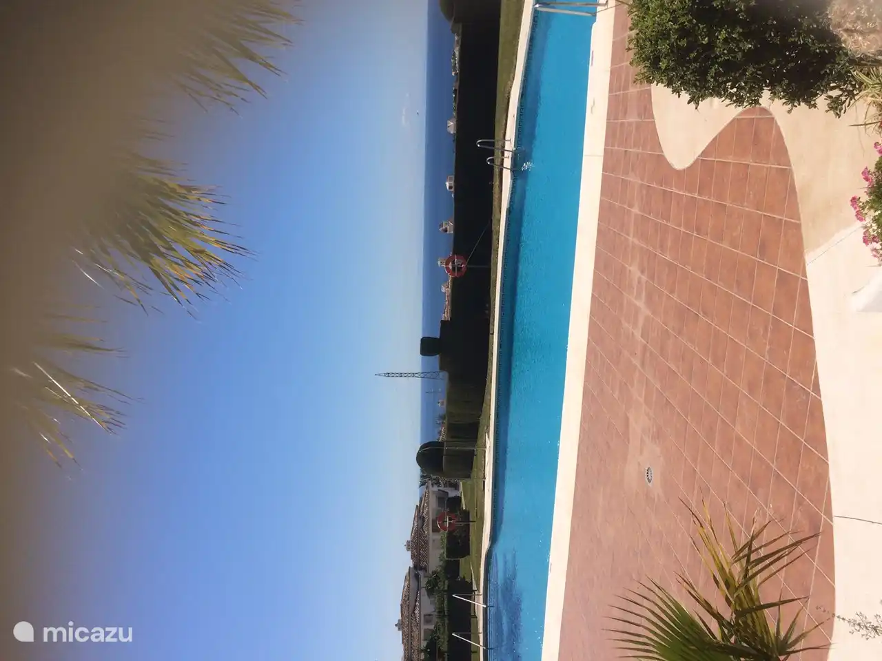 Vista al mar desde la piscina