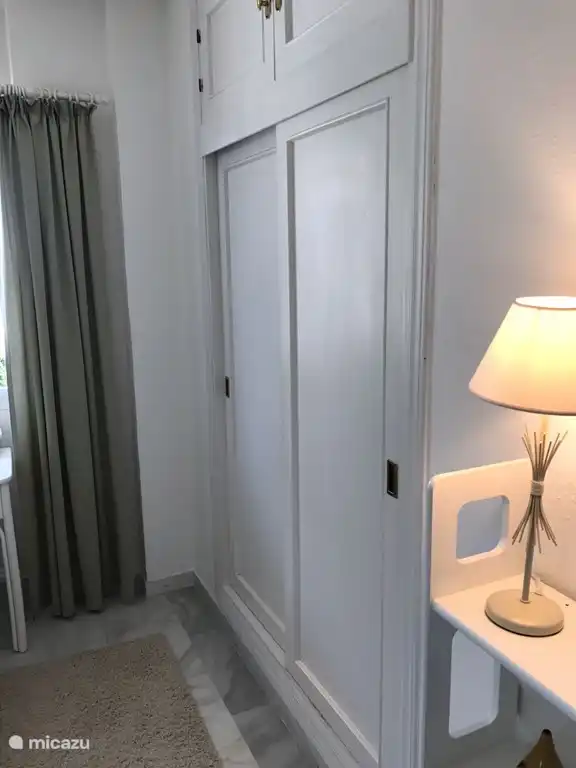 Los dormitorios ambos tienen armarios empotrados. Muy &#250;til para tus propias cosas.