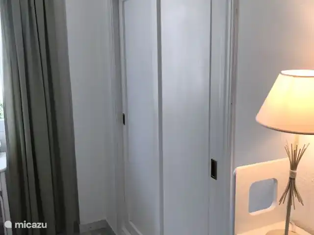 Cornisa, Vista Mar-Piscinas-Privacidad en España, Costa del Sol, Sitio de Calahonda - apartamento Los dormitorios ambos tienen armarios empotrados. Muy útil para tus propias cosas.