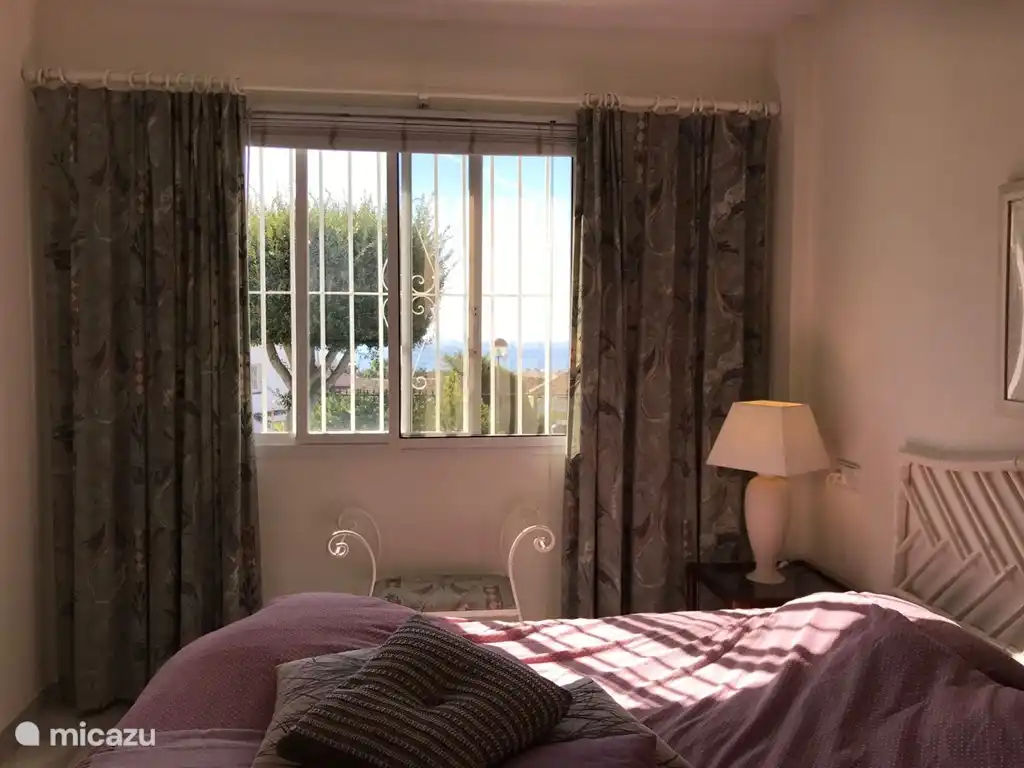 Este dormitorio tambi&#233;n tiene mosquiteras en las ventanas.