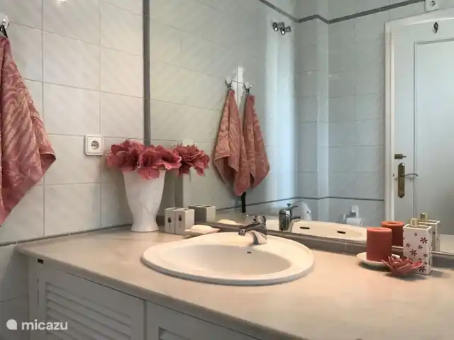 Cornisa, Vista Mar-Piscinas-Privacidad en España, Costa del Sol, Sitio de Calahonda - apartamento Este baño también tiene ducha y bañera.