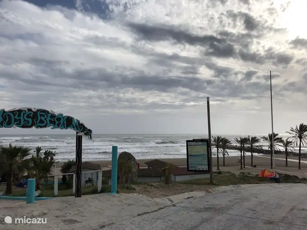 Encontrar&#225;s una hermosa playa y un agradable chiringuito en la playa de Cabopino. Esto est&#225; a s&#243;lo 10 minutos de nuestro apartamento.