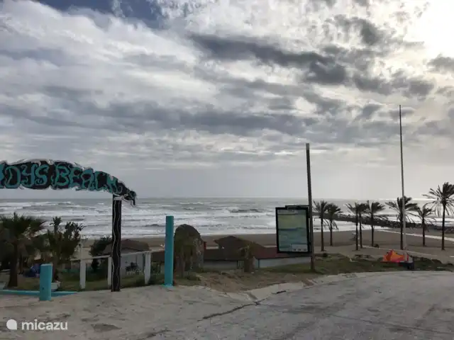 Cornisa, Vista Mar-Piscinas-Privacidad en España, Costa del Sol, Sitio de Calahonda - apartamento Encontrarás una hermosa playa y un agradable chiringuito en la playa de Cabopino. Esto está a sólo 10 minutos de nuestro apartamento.