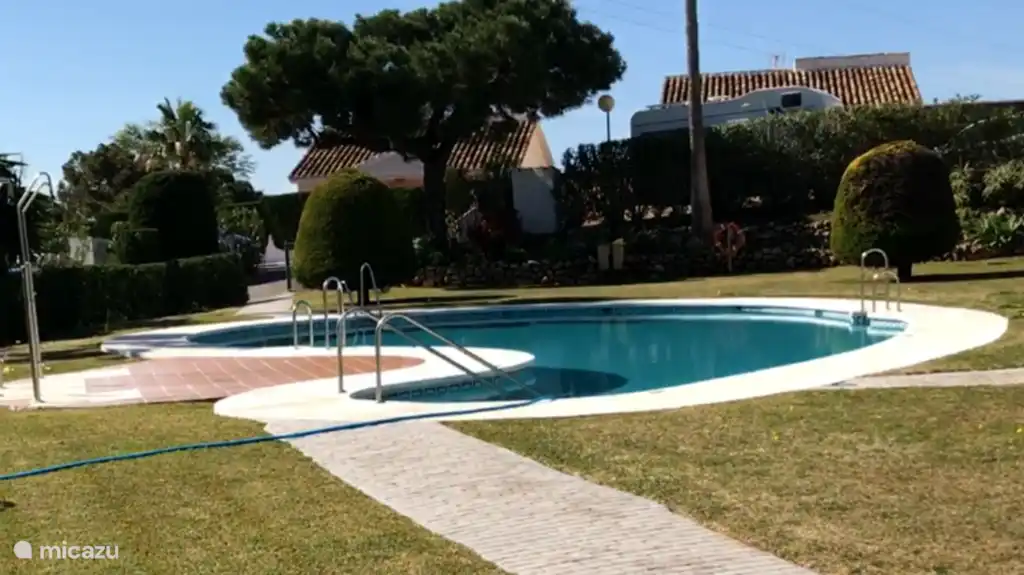 Una de las piscinas tambi&#233;n dispone de una piscina infantil para los m&#225;s peque&#241;os.