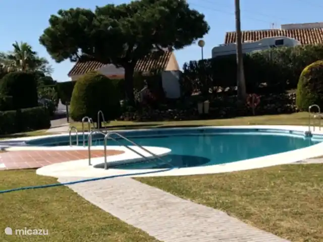 Cornisa, Vista Mar-Piscinas-Privacidad en España, Costa del Sol, Sitio de Calahonda - apartamento Una de las piscinas también dispone de una piscina infantil para los más pequeños.