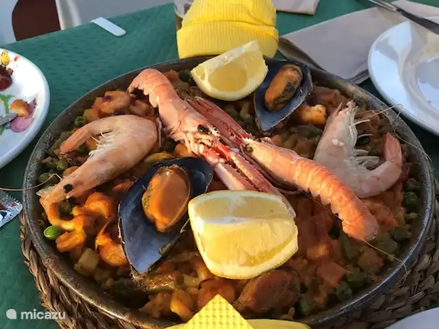Cornisa, Vista Mar-Piscinas-Privacidad en España, Costa del Sol, Sitio de Calahonda - apartamento Deliciosa paella en uno de los muchos restaurantes de la playa.