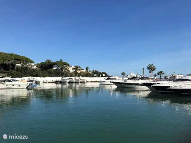 Cornisa, Vista Mar-Piscinas-Privacidad en España, Costa del Sol, Sitio de Calahonda - apartamento El pequeño puerto de Cabopino. También hay varios restaurantes aquí. Está a 5 minutos en coche, pero también se puede caminar por la pasarela de madera.