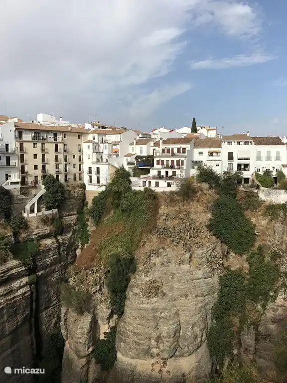 Junto a la playa, nuestro apartamento tiene una ubicaci&#243;n ideal para hacer muchos viajes y visitar hermosas ciudades de Andaluc&#237;a. Por ejemplo Ronda.