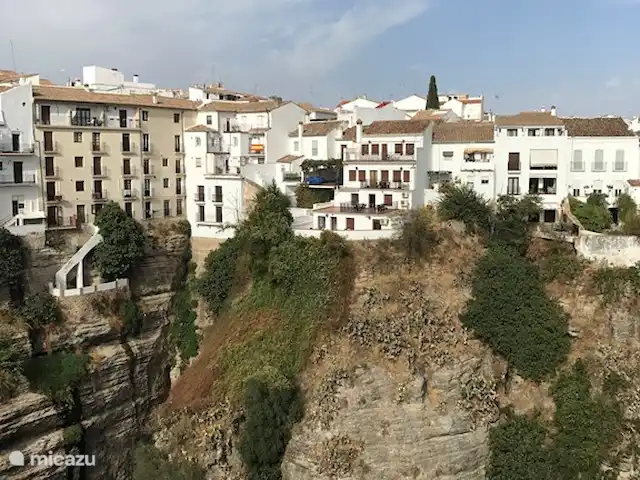 Cornisa, Vista Mar-Piscinas-Privacidad en España, Costa del Sol, Sitio de Calahonda - apartamento Junto a la playa, nuestro apartamento tiene una ubicación ideal para hacer muchos viajes y visitar hermosas ciudades de Andalucía. Por ejemplo Ronda.