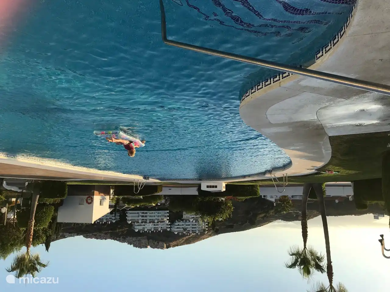 La piscina es bonita y tranquila y est&#225; muy bien situada.