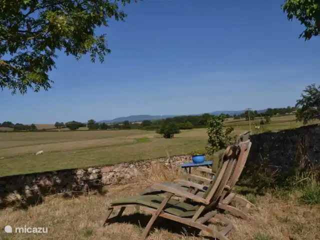 Les Coulisses du Morvan - Le Pavot huren in Frankrijk, Saône-et-Loire, La Chapelle-sous-Uchon - gîte / cottage Ligstoelen in de tuin.
