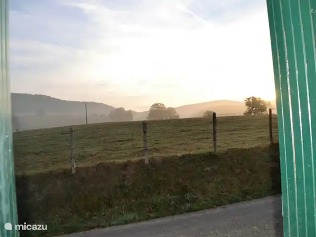 Les Coulisses du Morvan - Le Pavot huren in Frankrijk, Saône-et-Loire, La Chapelle-sous-Uchon - gîte / cottage Uitzicht over de heuvels vanuit de keuken