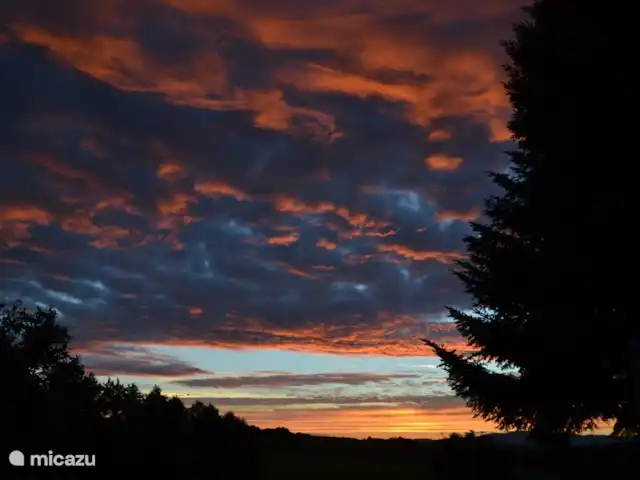 Les Coulisses du Morvan - Le Pavot huren in Frankrijk, Saône-et-Loire, La Chapelle-sous-Uchon - gîte / cottage zonsondergang