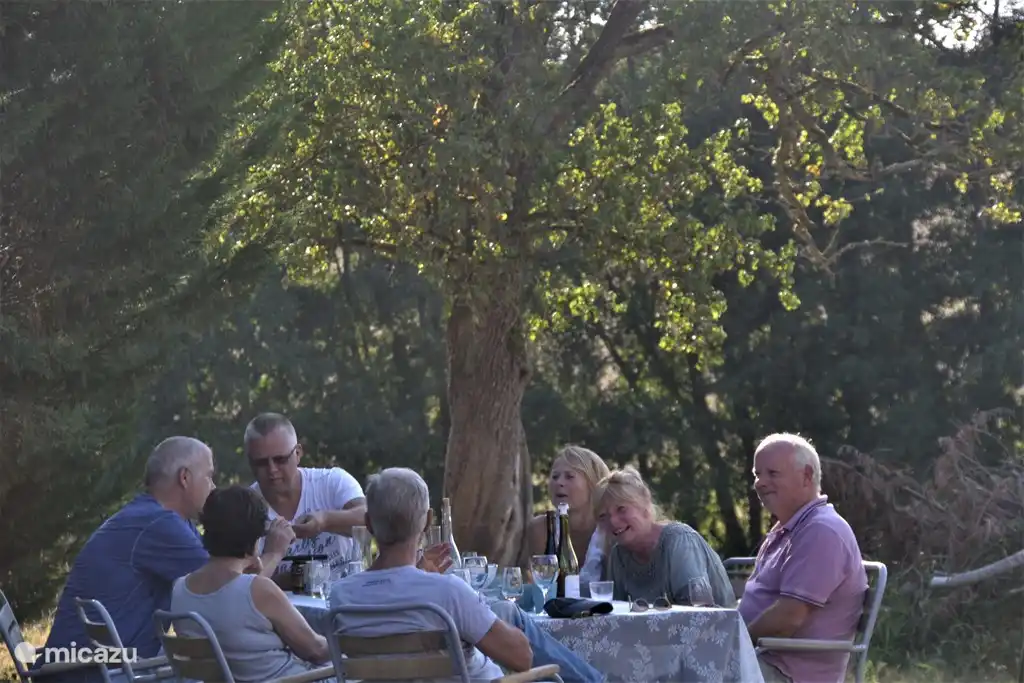 Gemütlich zusammen am Tisch