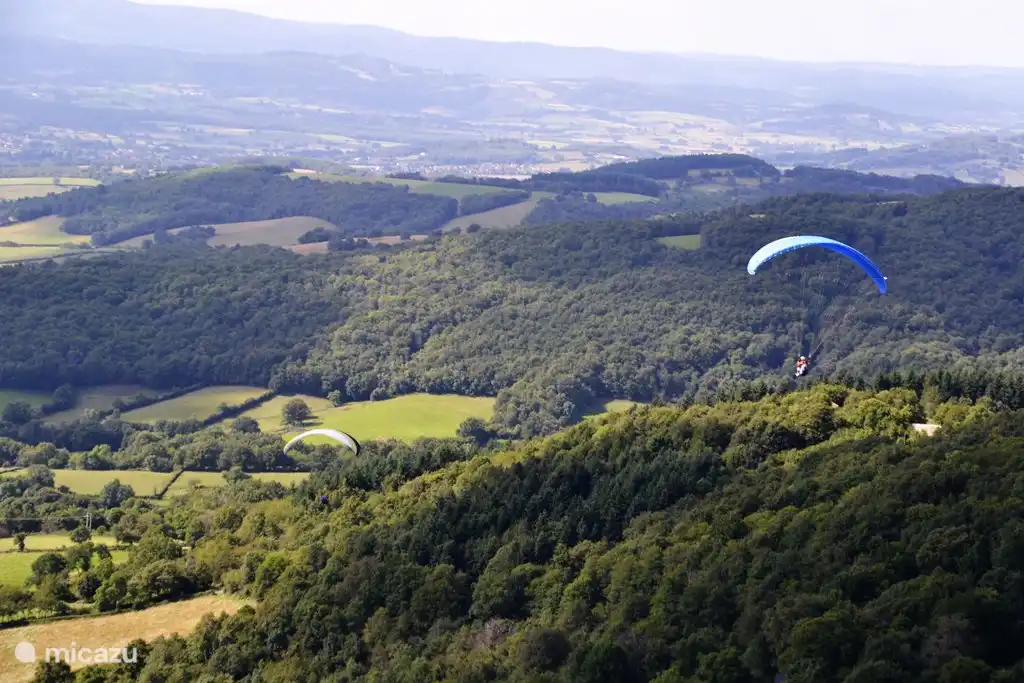 Gleitschirme am Aussichtspunkt Uchon