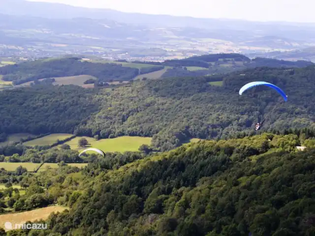 Les Coulisses du Morvan - Le Pavot huren in Frankrijk, Saône-et-Loire, La Chapelle-sous-Uchon - gîte / cottage Paragliders bij uitzichtpunt Uchon