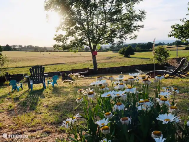 Les Coulisses du Morvan - Le Pavot huren in Frankrijk, Saône-et-Loire, La Chapelle-sous-Uchon - gîte / cottage Ligstoelen met uitzicht in de tuin