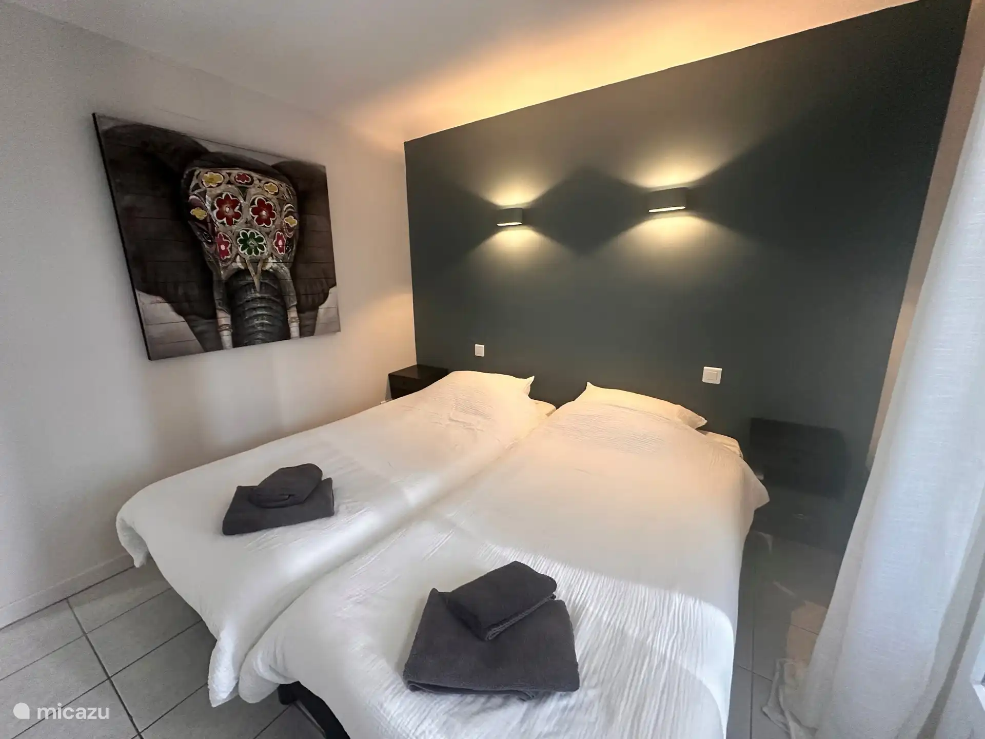 Bedroom with 2 single beds