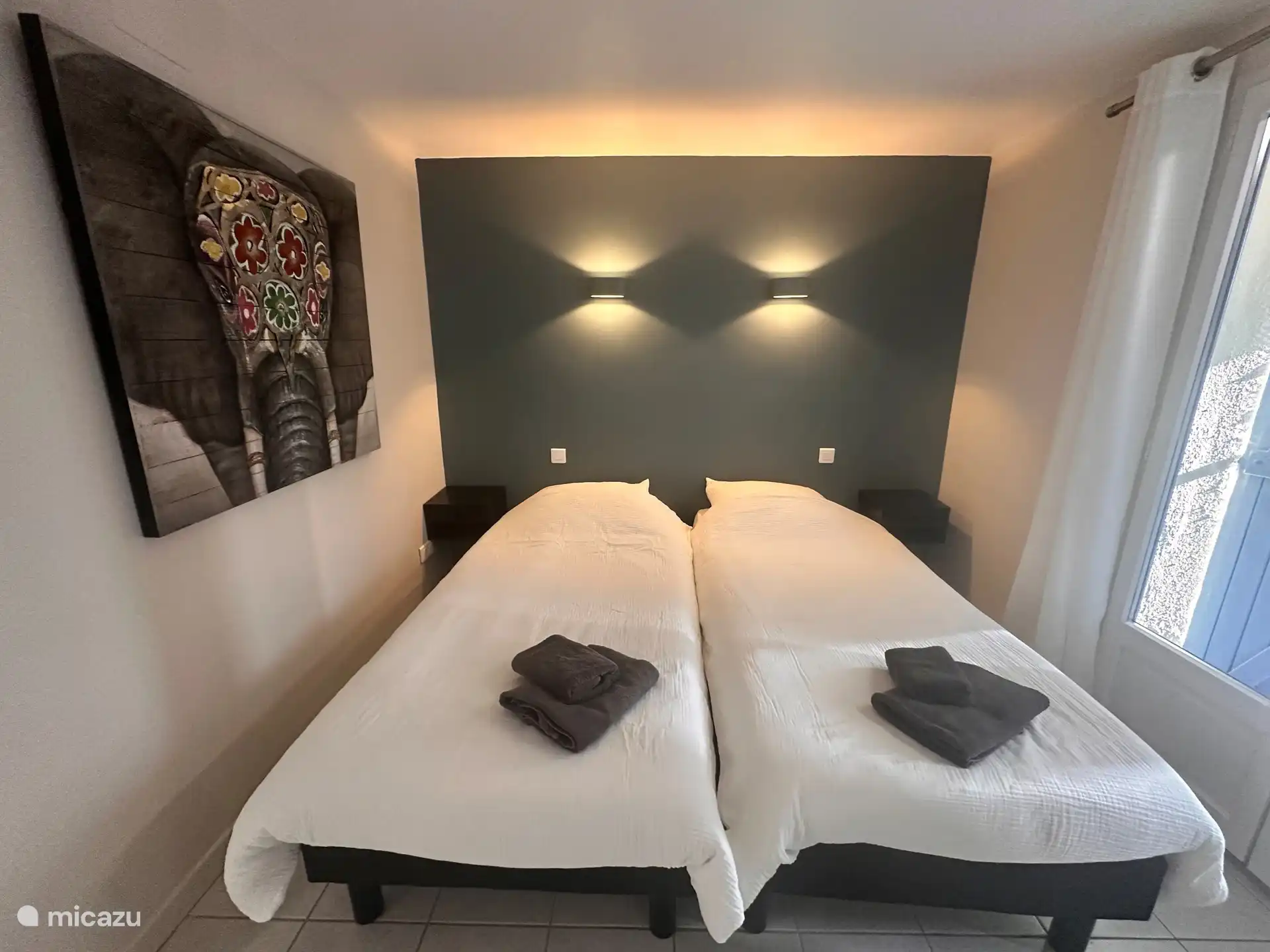 Bedroom with 2 single beds