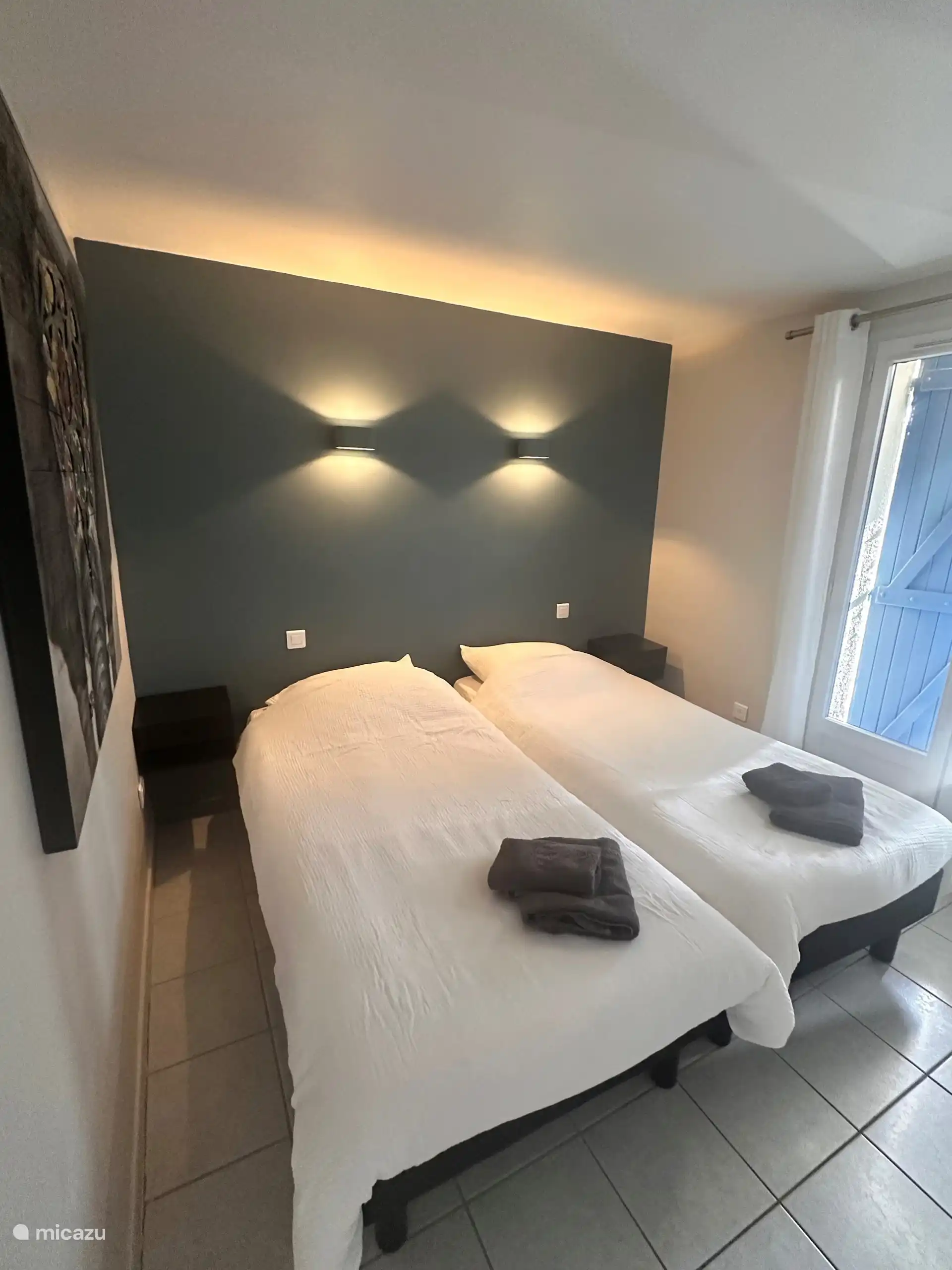Bedroom with 2 single beds
