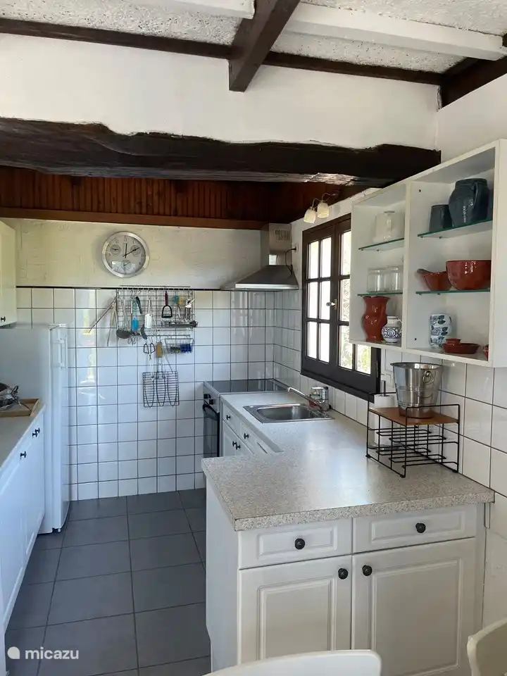 Die Küche ist komplett ausgestattet und hat einen schönen Blick über den Garten.