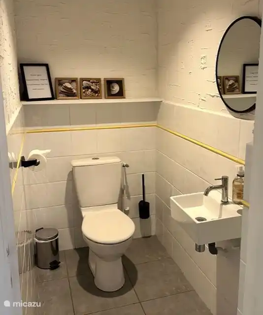 Im Obergeschoss befindet sich eine separate Toilette.