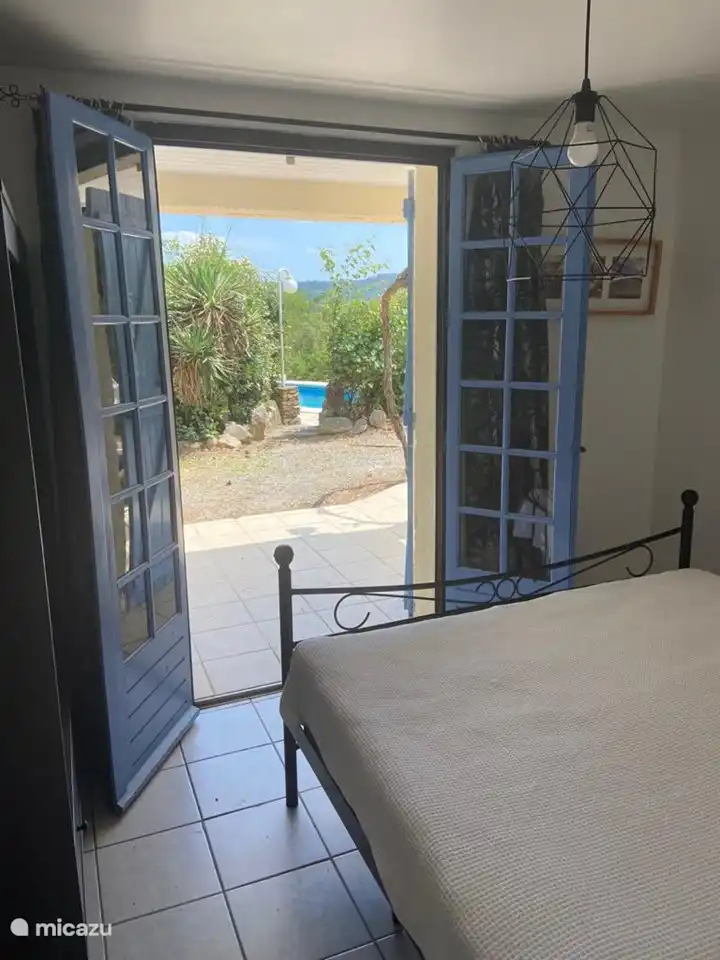 Von Ihrem Bett aus können Sie morgens die aufgehende Sonne und die schöne Aussicht genießen.