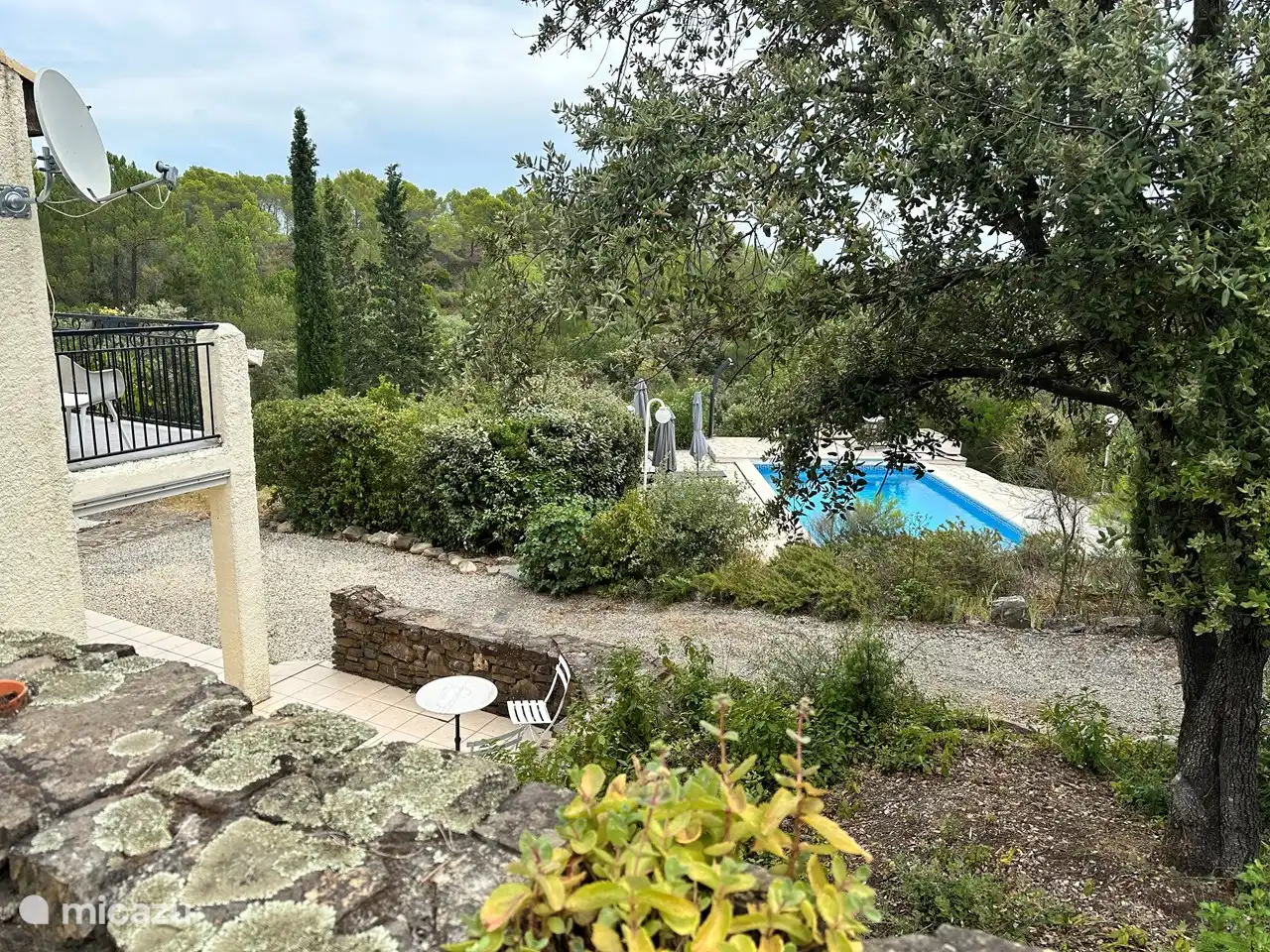 Von der Terrasse aus hat man einen schönen Blick auf den Pool und die Umgebung.