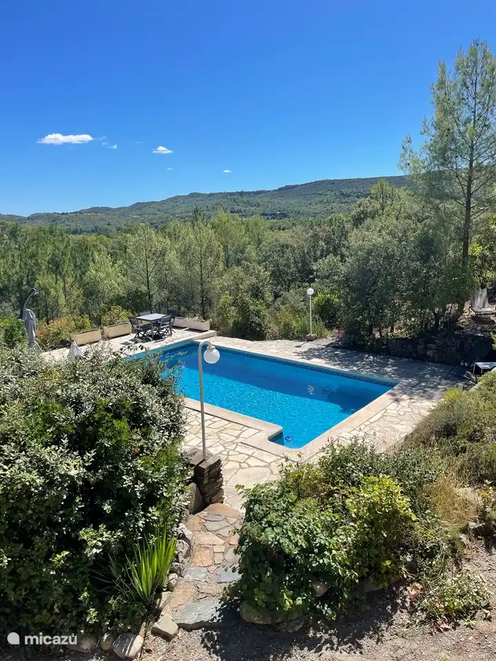 Auch hier ein schöner Blick auf den Pool und die Umgebung.