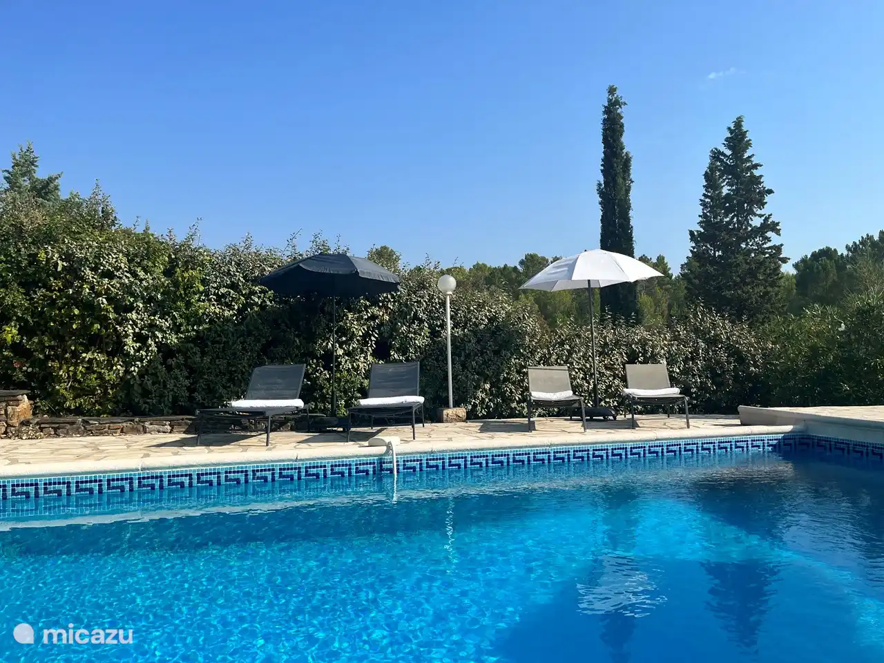 Nehmen Sie ein Bad im Pool oder genießen Sie die Sonne auf einem der Liegestühle. Der Pool verfügt über 6 Sonnenliegen, einen Tisch mit 4 Stühlen und eine Bank. Außerdem gibt es 3 Sonnenschirme und eine Außendusche.