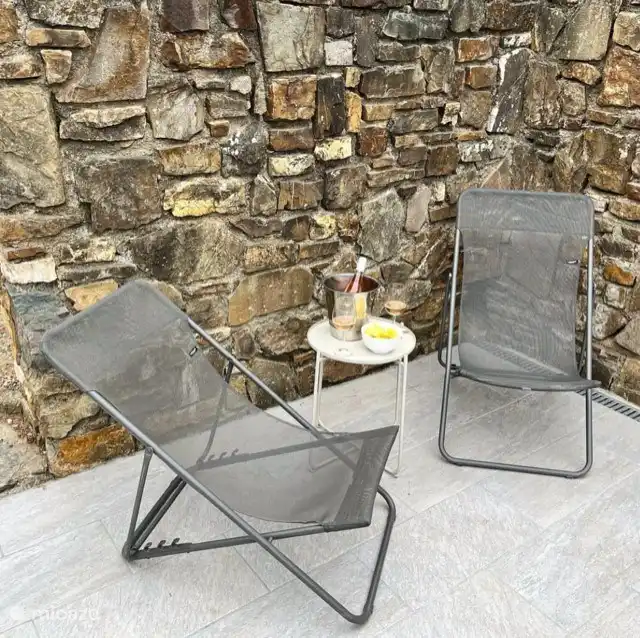 Schöner Sitzplatz am Nachmittag mit einem guten Wein aus dem Languedoc