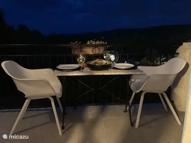 Leckeres Frühstück auf dem Balkon mit Blick auf Prades-sur-Vernazobre. Auf dem Balkon steht ein Tisch mit 4 Stühlen.