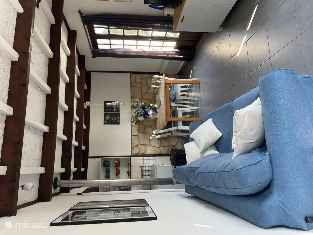 Wohnzimmer mit Sofa und Essbereich.