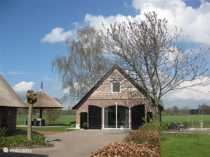 Voorzijde appartement Zuid met mooie wolkenluchten in het vroege voorjaar.